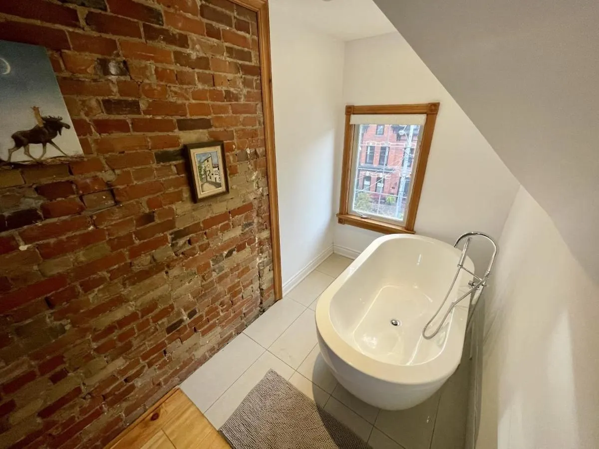 Guest house Charming Townhouse In Downtown, Toronto Hotel