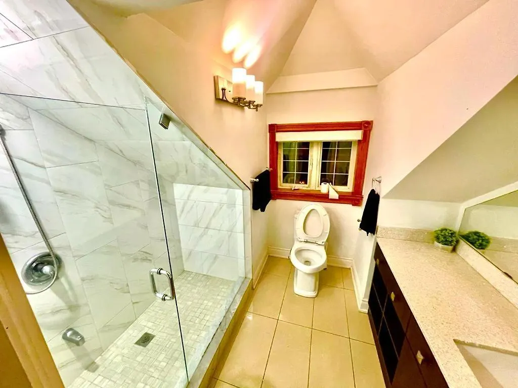 Charming Townhouse In Downtown, Toronto Hotel Guest house