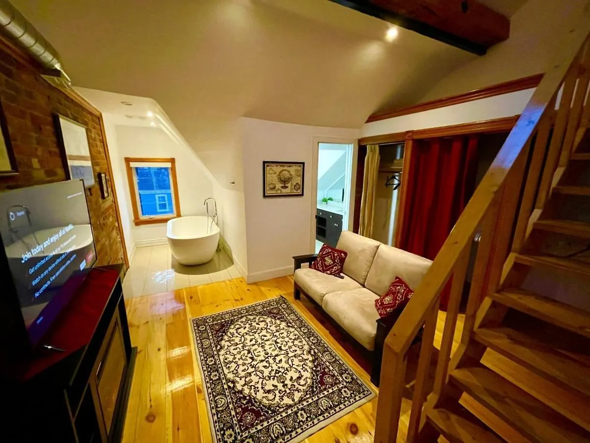 Charming Townhouse In Downtown, Toronto Hotel