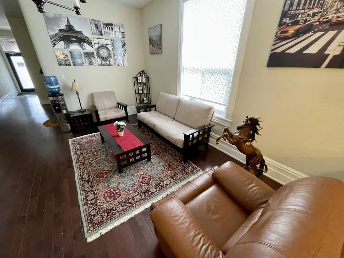Charming Townhouse In Downtown, Toronto Hotel