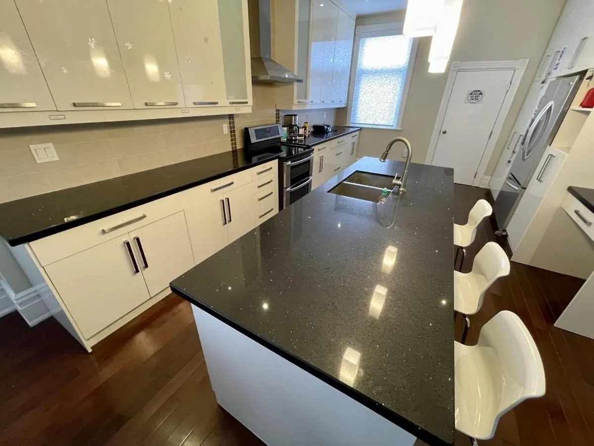Charming Townhouse In Downtown, Toronto Hotel