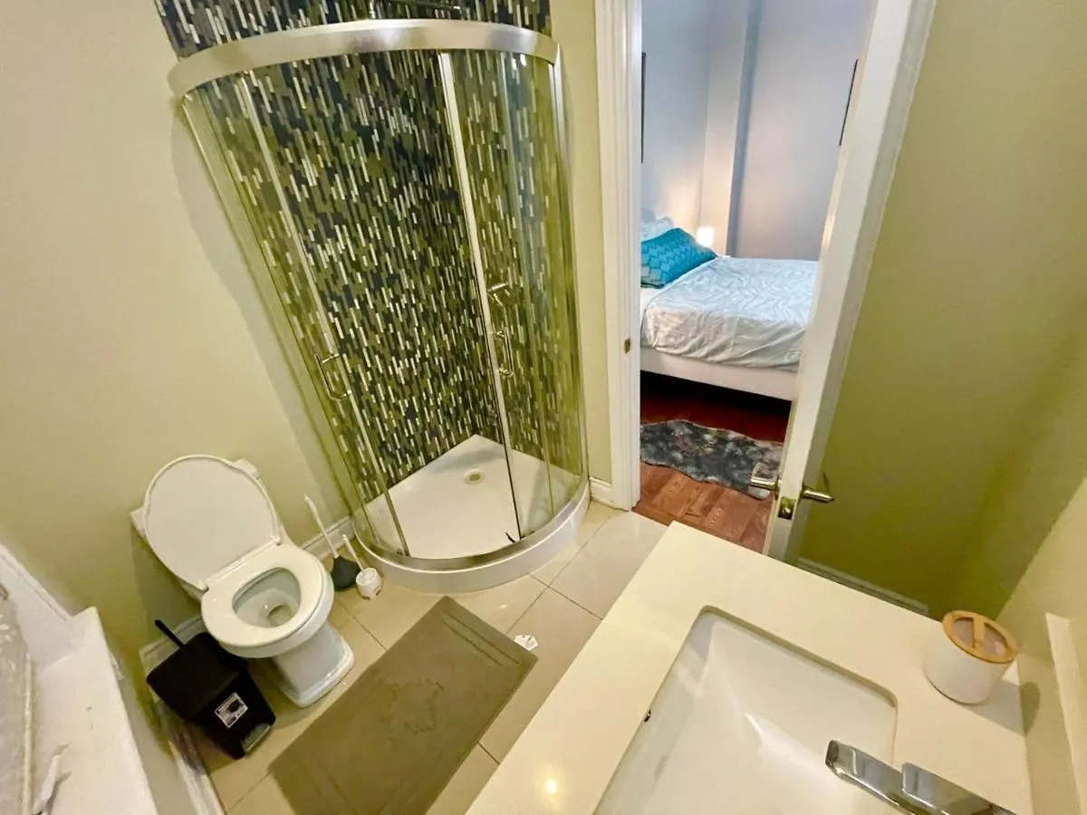 Charming Townhouse In Downtown, Toronto Hotel